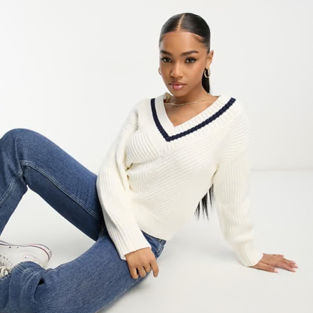 Abercrombie & Fitch Cream V-Neck Sweater with Long Sleeves